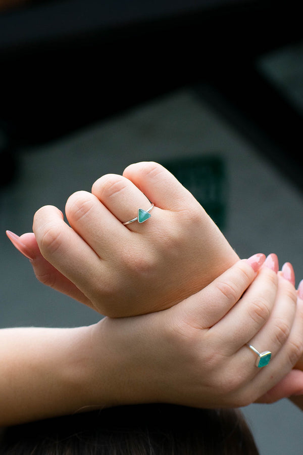Anillo Tristana ópalo andino triangular