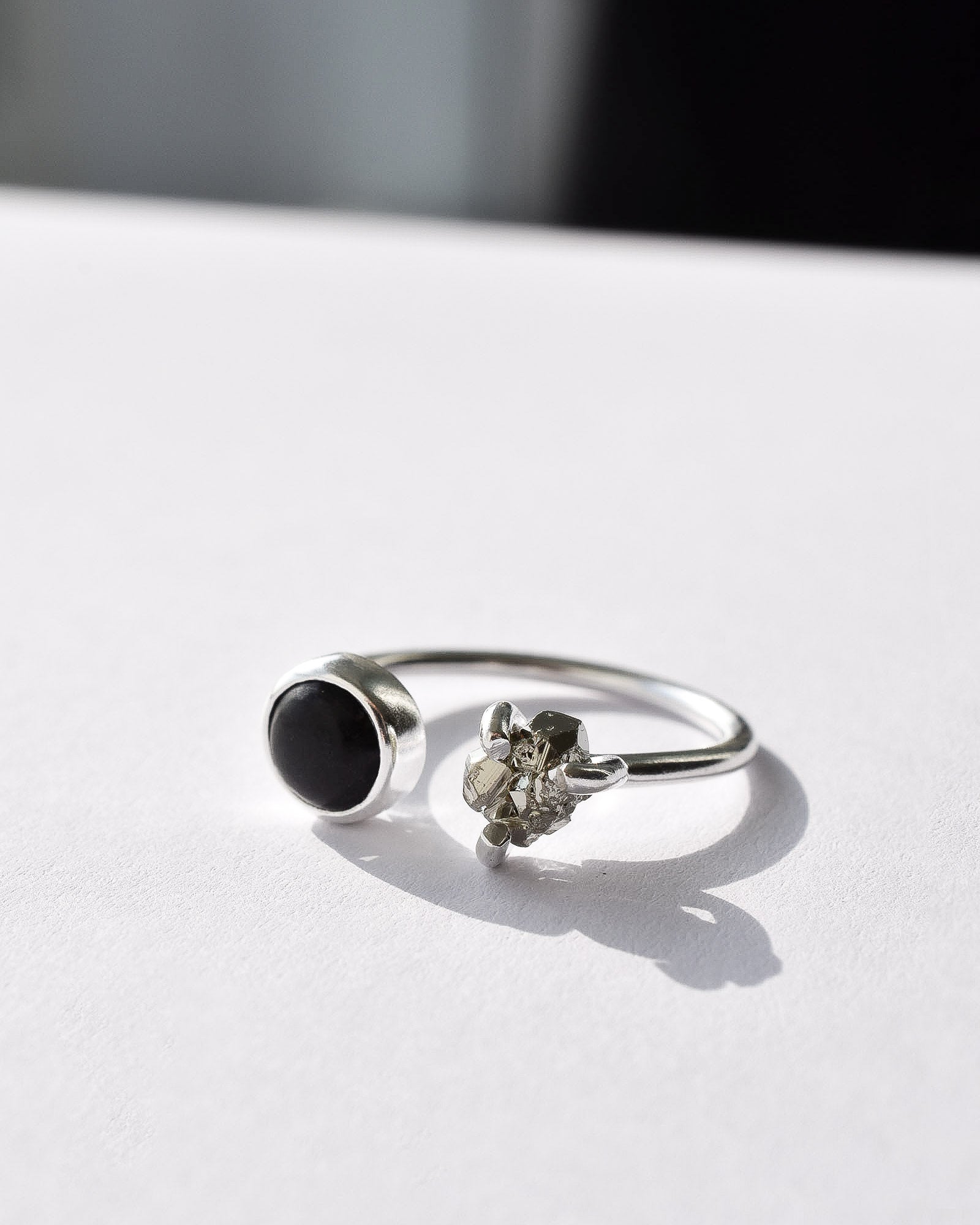 Anillo Camus pirita & obsidiana negra - Gallery 1
