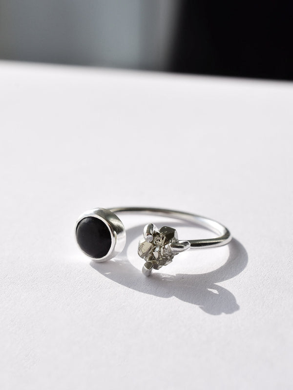 Anillo Camus pirita & obsidiana negra