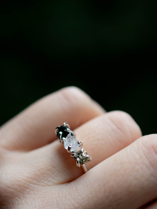Anillo Trinidad cuarzo cristal, pirita y turmalina negra
