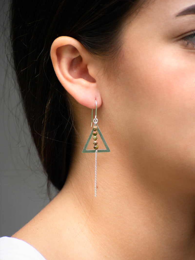 Aretes Estela unakita triangulo