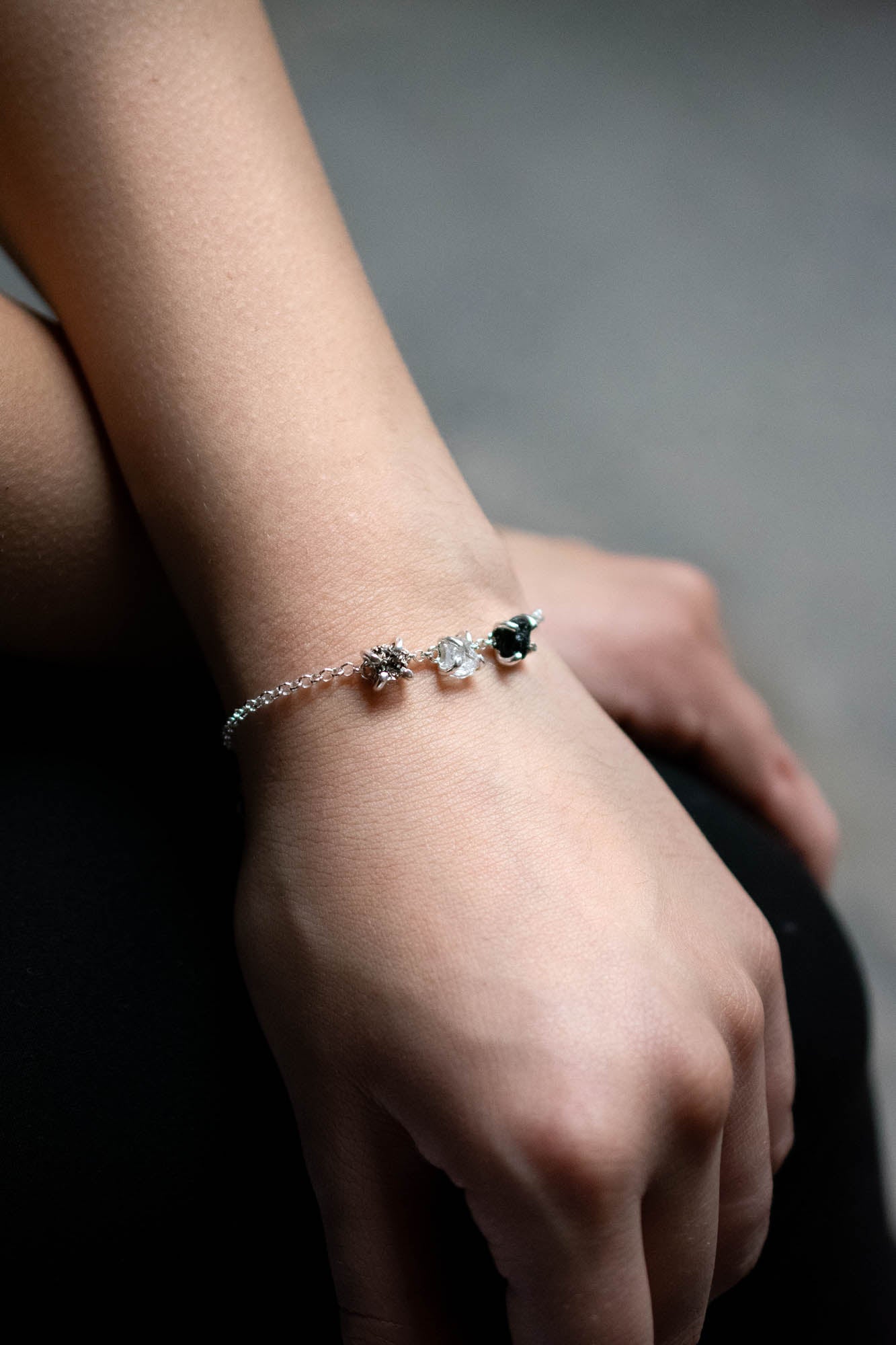 Pulsera Trinidad cuarzo cristal, pirita y turmalina negra - Gallery 1