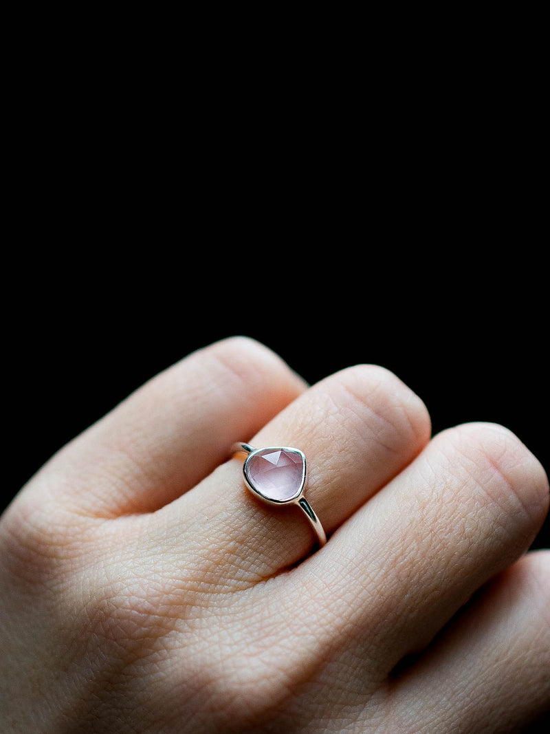 Anillo Kora cuarzo rosa