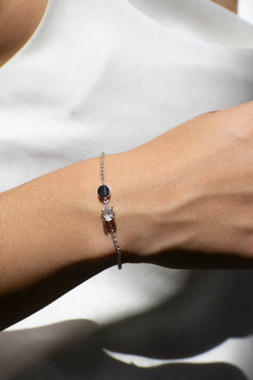 Pulsera Camus turmalina y cuarzo cristal raw - Gallery 2